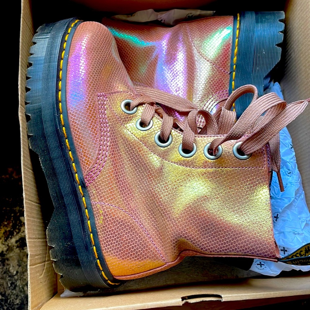 IRIDESCENT PINK PLATFORM DR. Martens